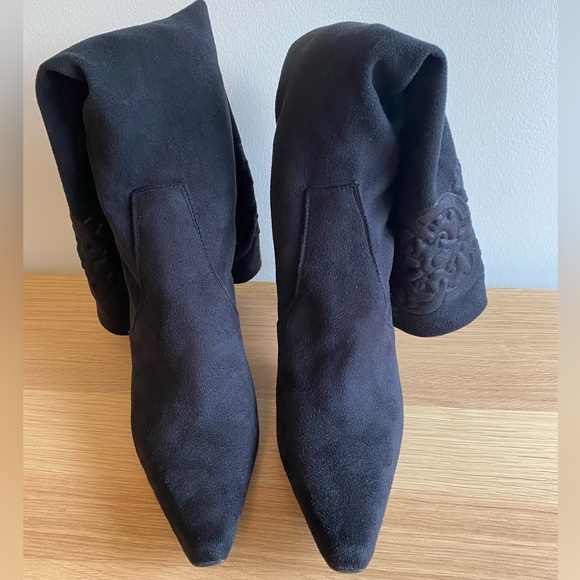Gorgeous black suede Donald J Pliner pull on boots - Picture 2 of 11
